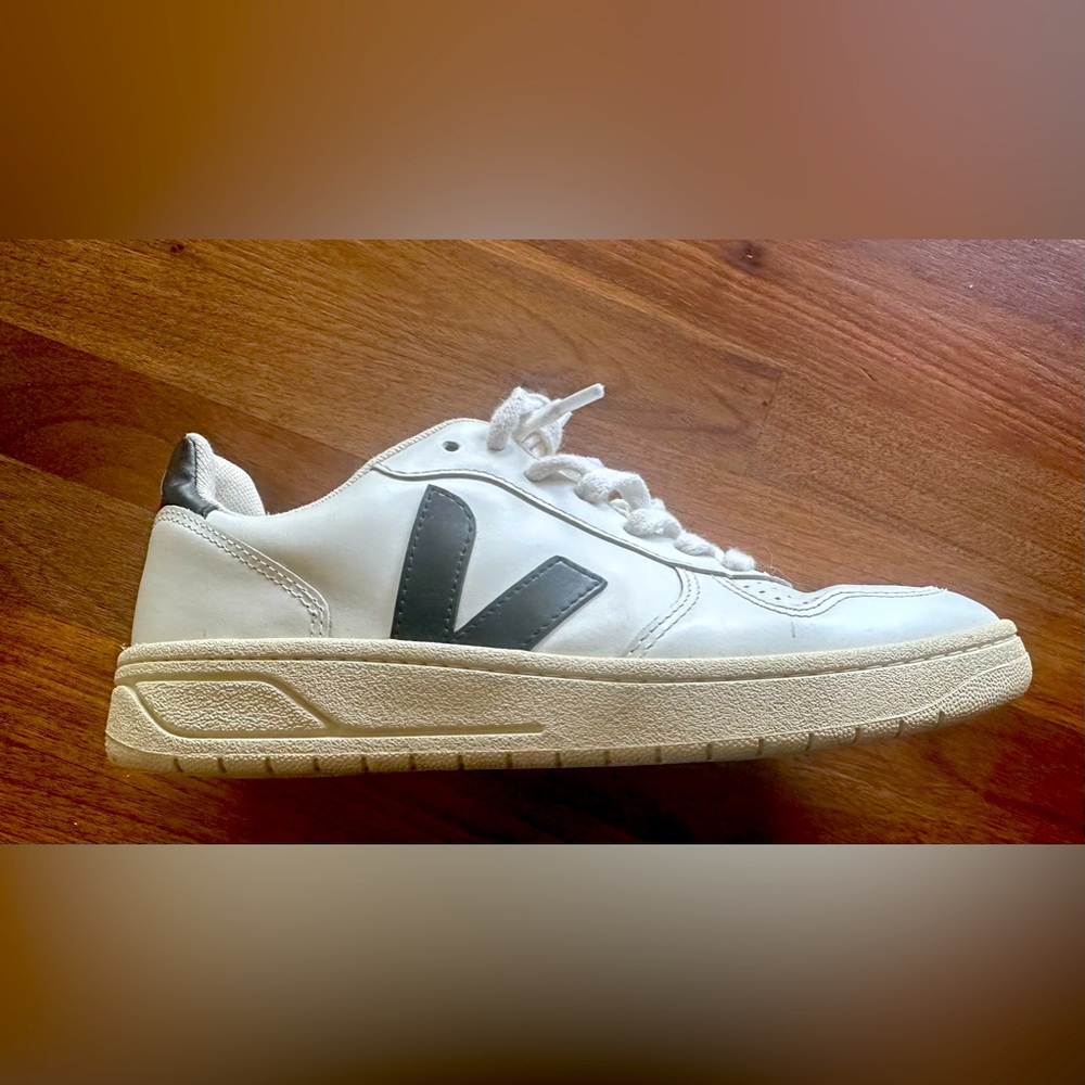 Women’s Vejas size 36 V-10